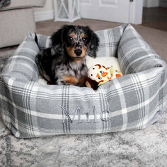 Box Bed For Dogs in Balmoral Tweed – Natural Tweed, Without Personalization pour les activités extérieures